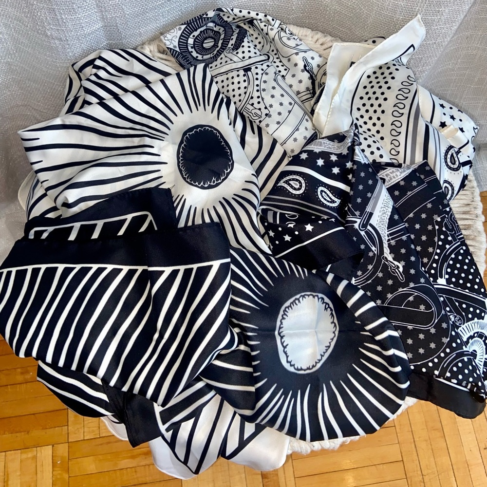 4 BLACK & WHITE BANDANAS